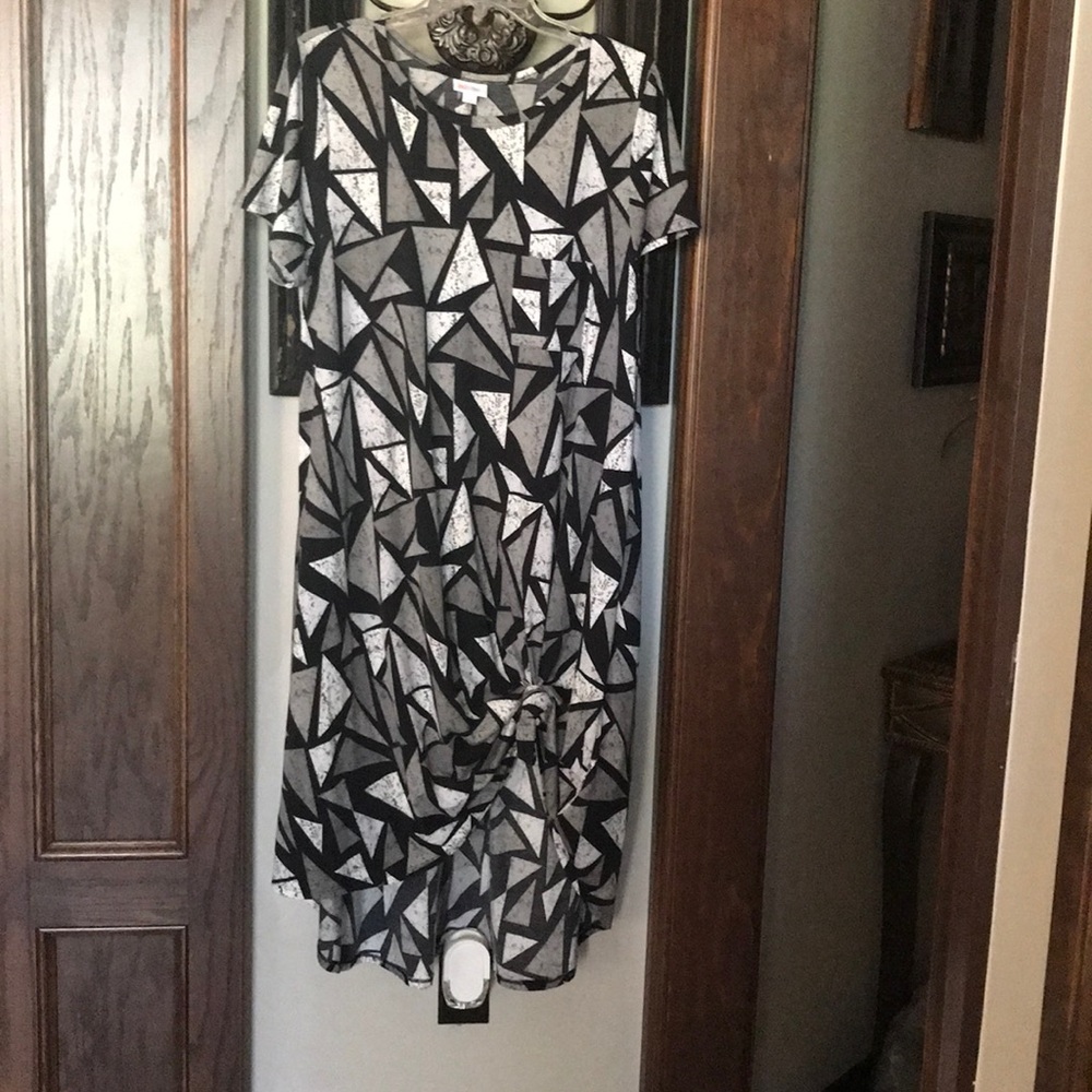 L Lularoe Carly geo gray and black